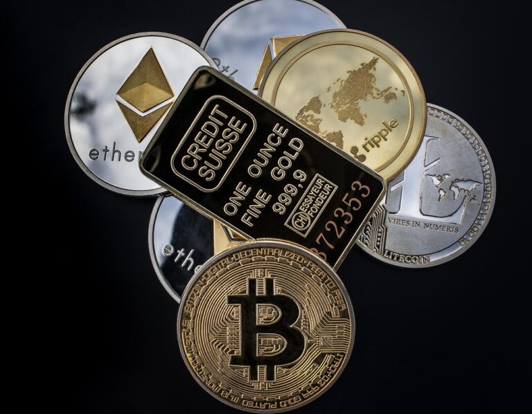 Een Bitcoin en een Ethereum munt naast elkaar op een houten ondergrond