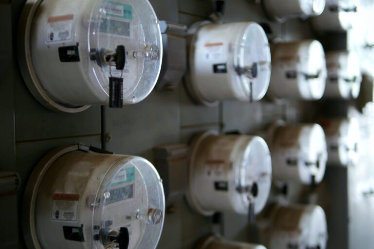 Slimme energiemeter aan de muur van een woning