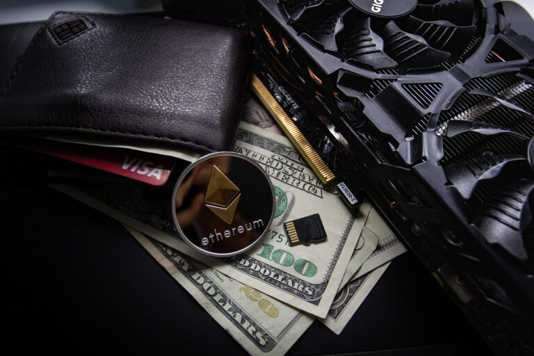 Persoon die een crypto-wallet-app op zijn telefoon bekijkt om Ethereum te kopen