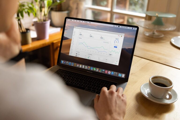 Zzp'er stelt een offerte op achter zijn laptop aan een bureau