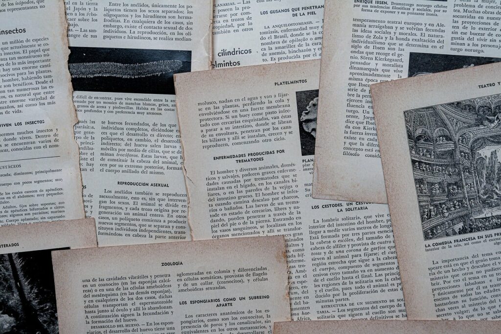 Een investeerder die financiële documenten bestudeert aan een bureau