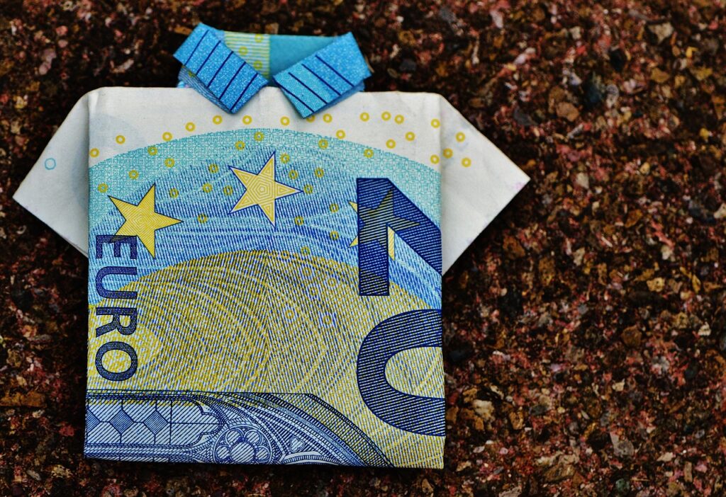 Euro munten naast een digitaal valuta symbool als vergelijking tussen spaarrekening en stablecoin