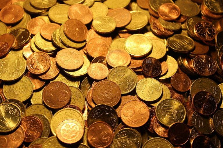 Euro munten en bankbiljetten op een zomerse tafel, symbool voor vakantiegeld slim besteden