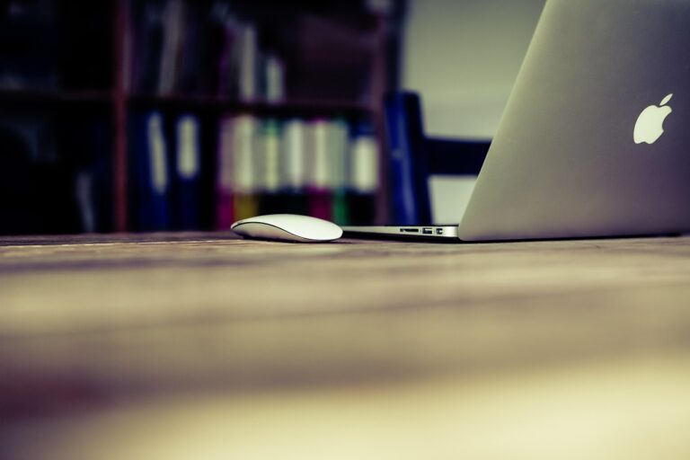 Zzp'er aan bureau met financiële checklist en notitieblok