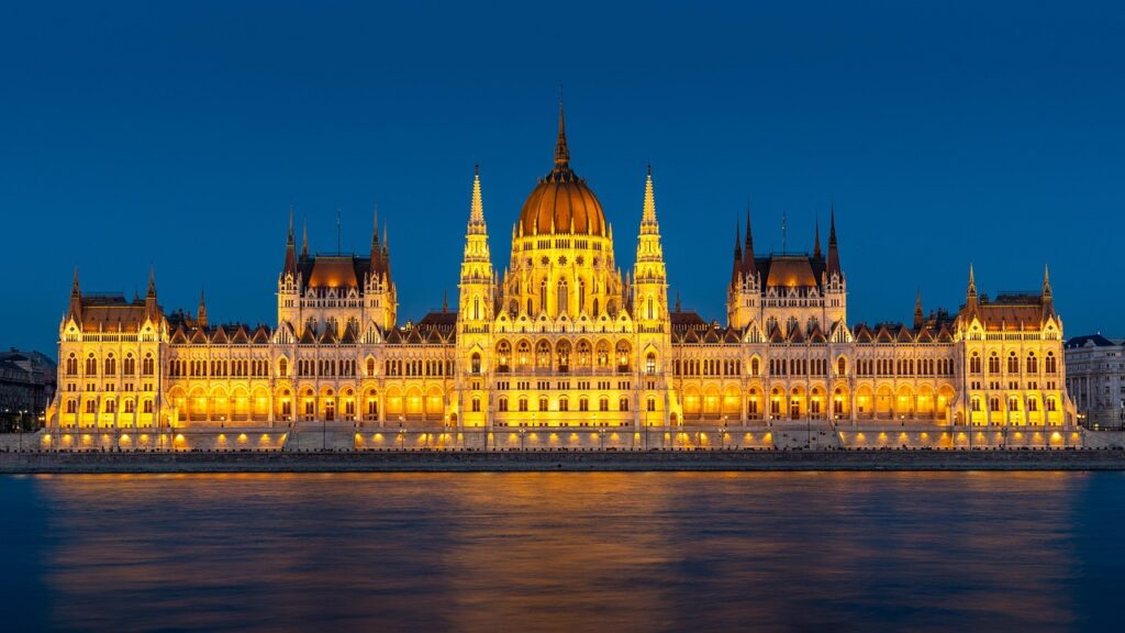Uitzicht op het zakelijke centrum van Budapest langs de Donau