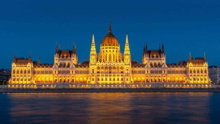 Uitzicht op het zakelijke centrum van Budapest langs de Donau