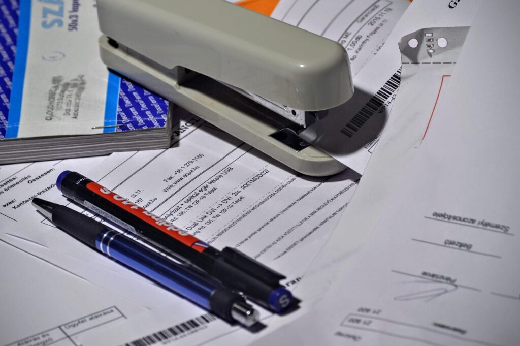 Ondernemer controleert buitenlandse facturen op bureau
