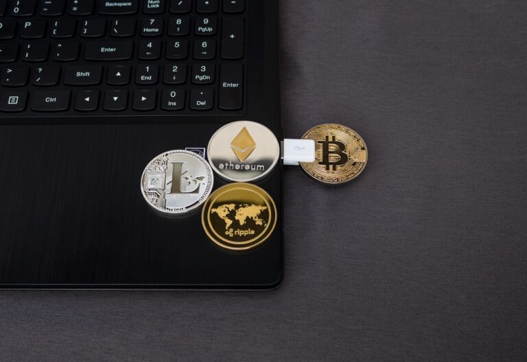 Een hardware crypto wallet op een bureau naast een notitieboekje met woorden