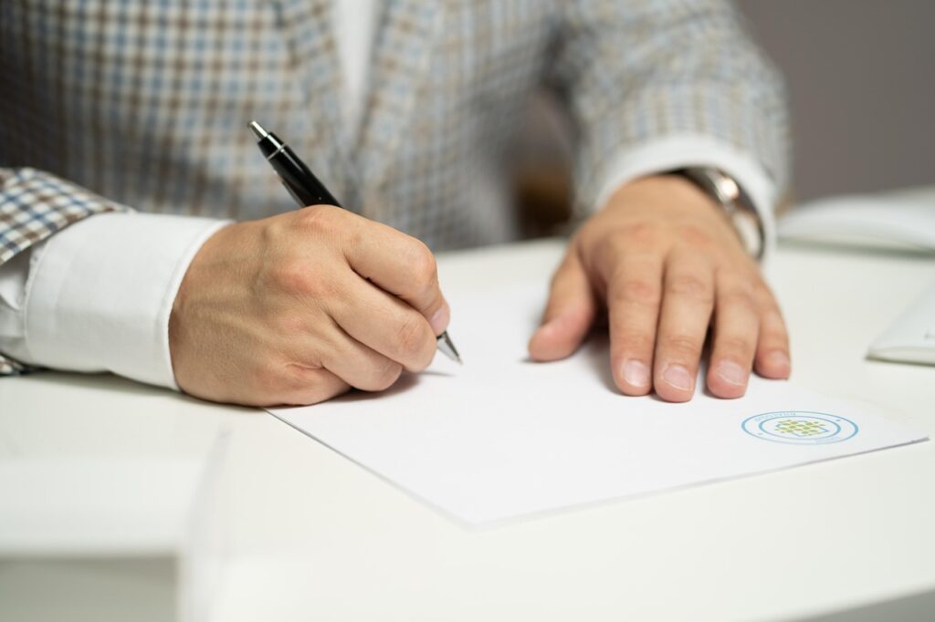 Persoon die erfbelastingdocumenten doorleest aan tafel
