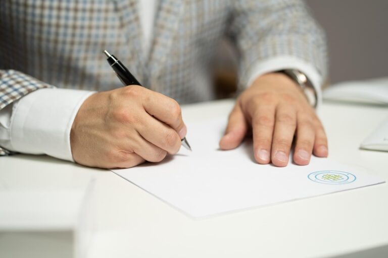 Persoon die erfbelastingdocumenten doorleest aan tafel