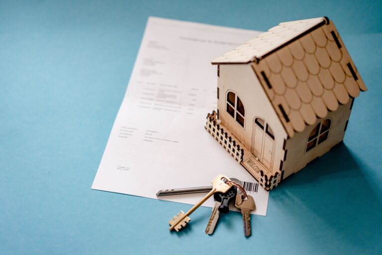 Aanslagbiljet gemeentelijke belastingen naast een woning