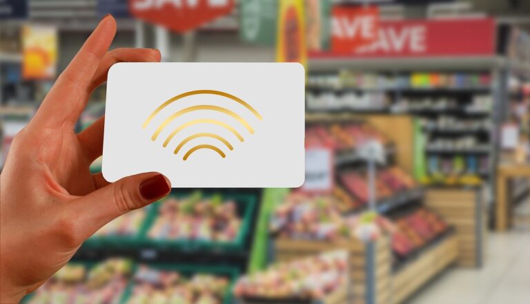 Iemand scant een bonuskaart bij de kassa van een supermarkt