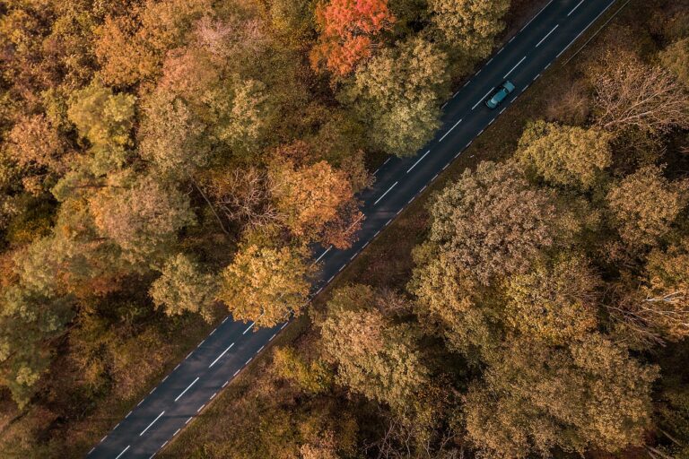 Auto rijdt over een grensovergang tussen twee Europese landen