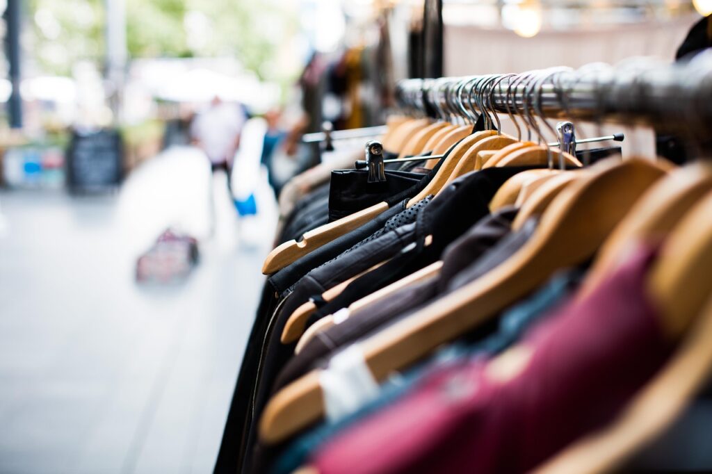 Gezin met kinderen dat kleding bekijkt in een winkel