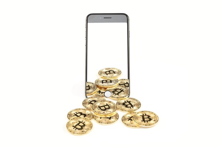 Verschillende cryptomunten op een tafel, symbool voor meme-munten en altcoins