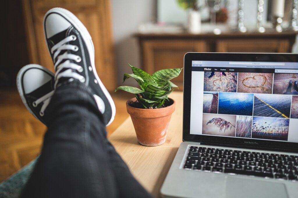 Zzp'er werkt aan laptop aan bureau en bereidt een offerte voor