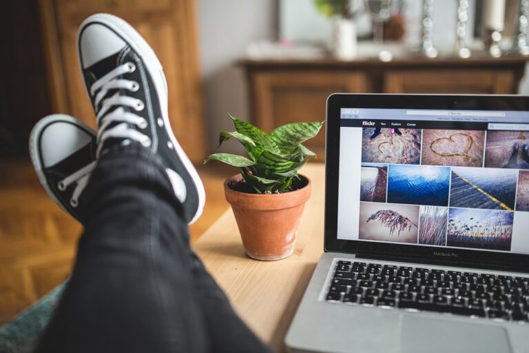 Zzp'er werkt aan laptop aan bureau en bereidt een offerte voor