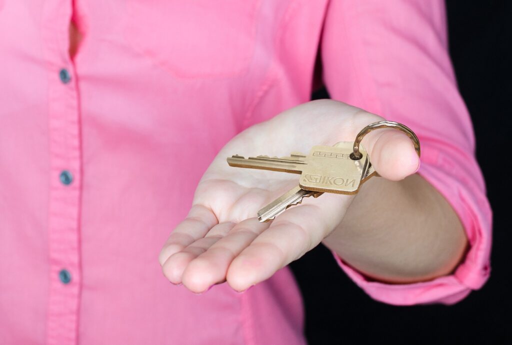 Sleutels van een woning naast hypotheekdocumenten op een bureau