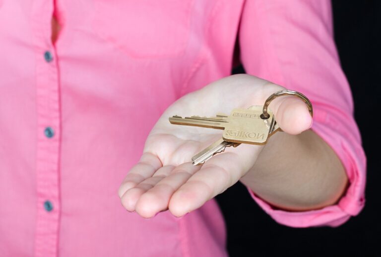 Sleutels van een woning naast hypotheekdocumenten op een bureau