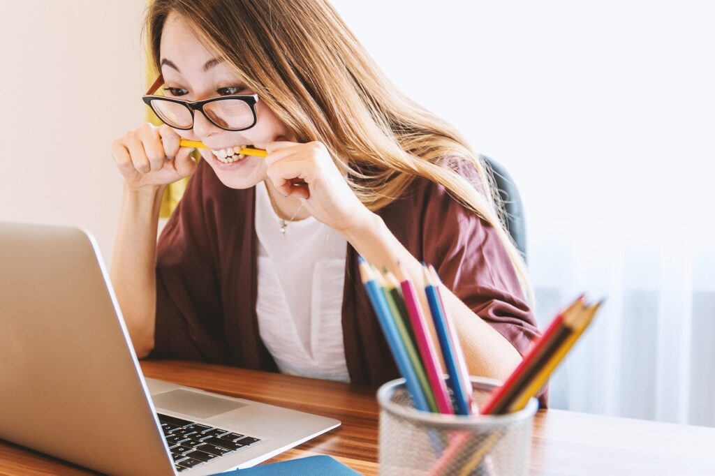 Persoon die een loonstrook bekijkt aan een bureau om te berekenen of het inkomen onder modaal ligt