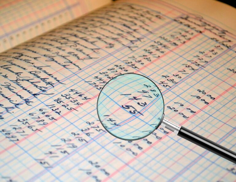 Persoon die financiële documenten doorneemt om het pensioengat te berekenen