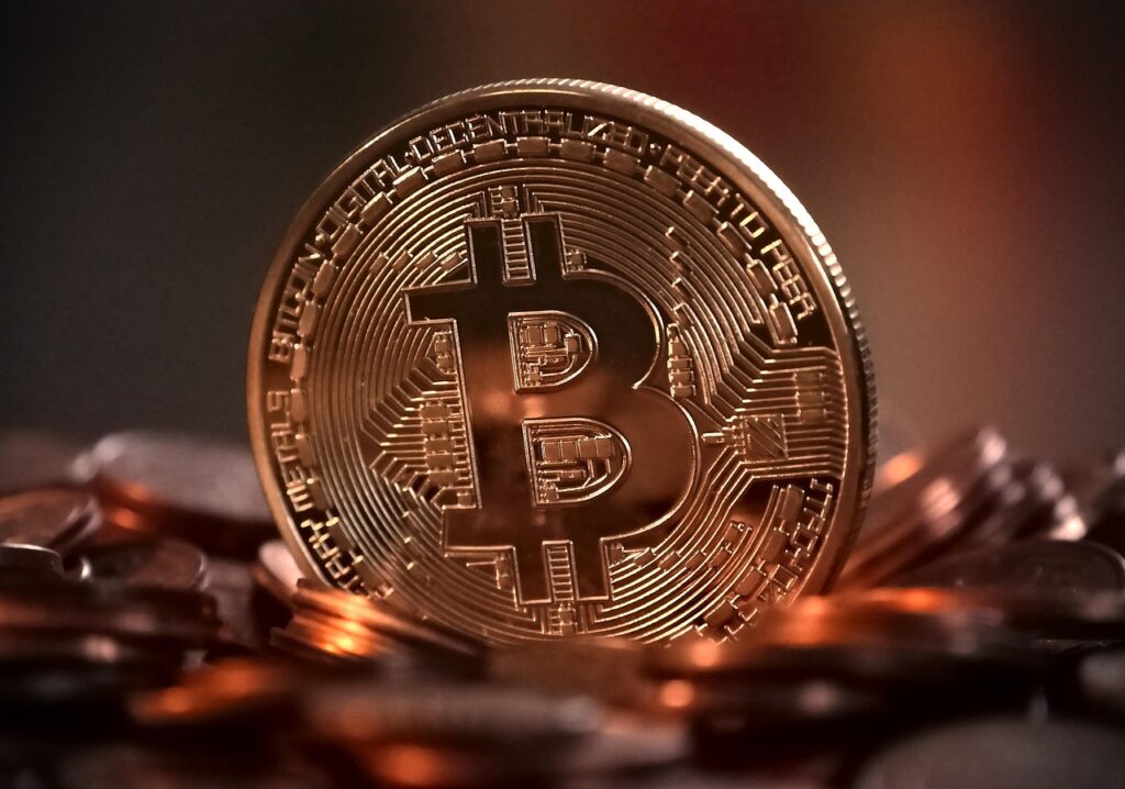 Verschillende cryptocurrency munten op een tafel, als symbool voor altcoin analyse en tokenomics