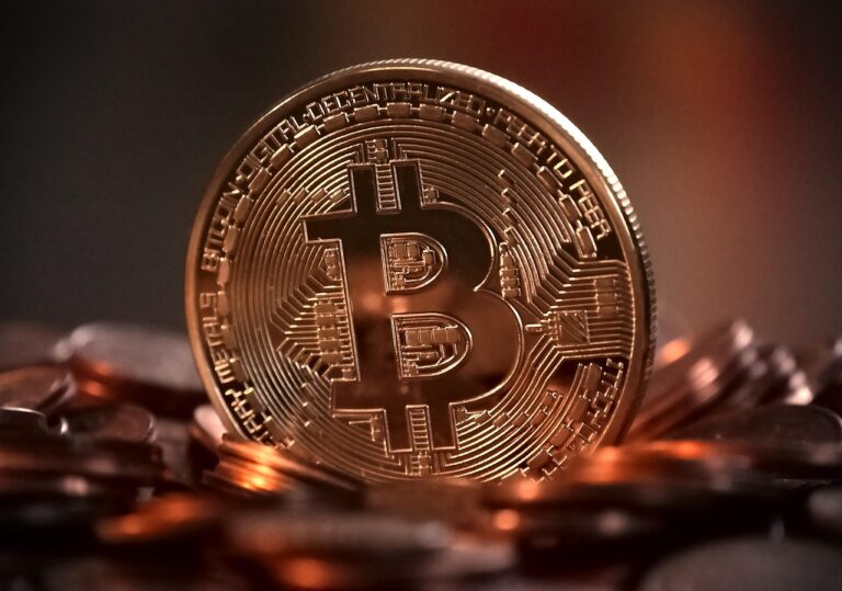 Verschillende cryptocurrency munten op een tafel, als symbool voor altcoin analyse en tokenomics