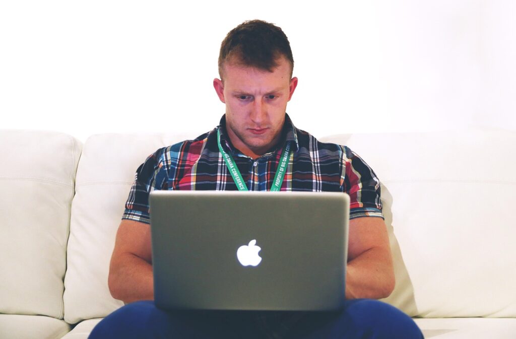Zzp'er werkt vanuit huis achter een bureau met laptop en papieren