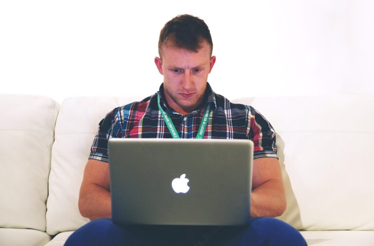 Zzp'er werkt vanuit huis achter een bureau met laptop en papieren