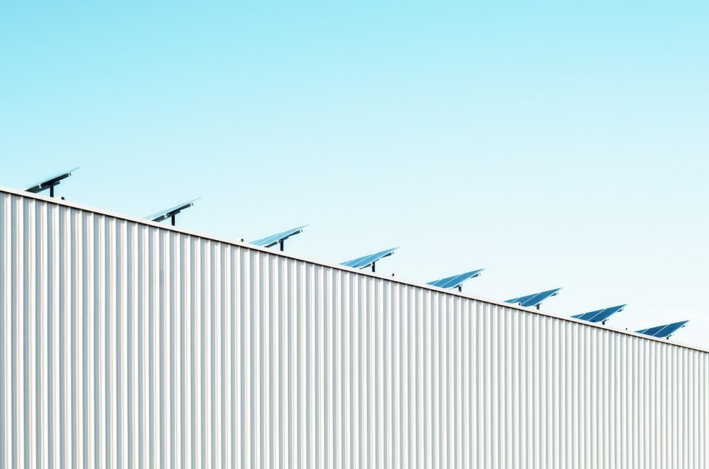 Zonnepanelen op het dak van een bedrijfspand