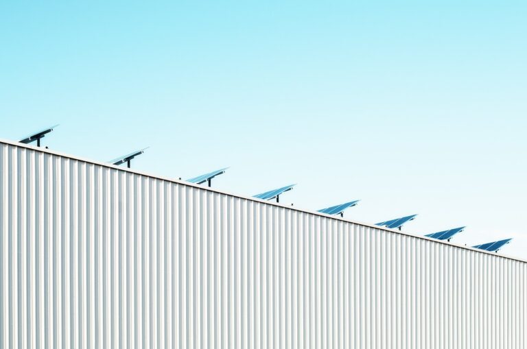 Zonnepanelen op het dak van een bedrijfspand