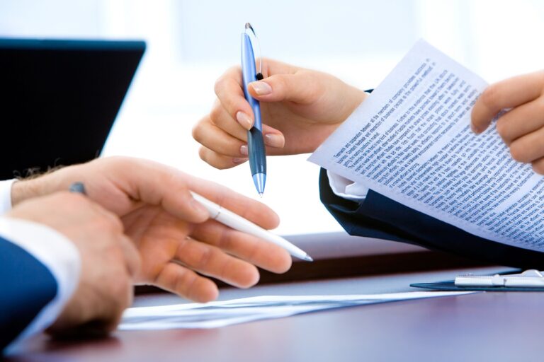 Zzp'er leest een Engelstalig contract aandachtig door aan een bureau