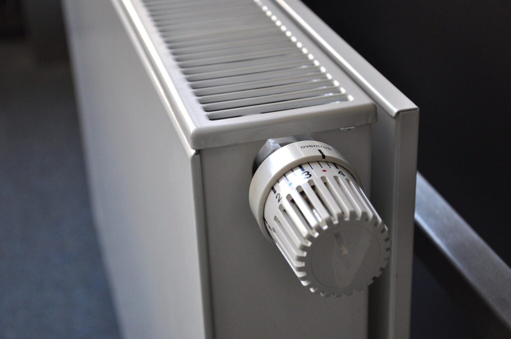 Radiator aan de muur van een huurwoning met thermostaatkraan