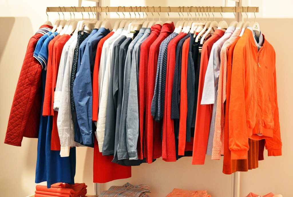 Kledingrek met sale-artikelen in een winkel