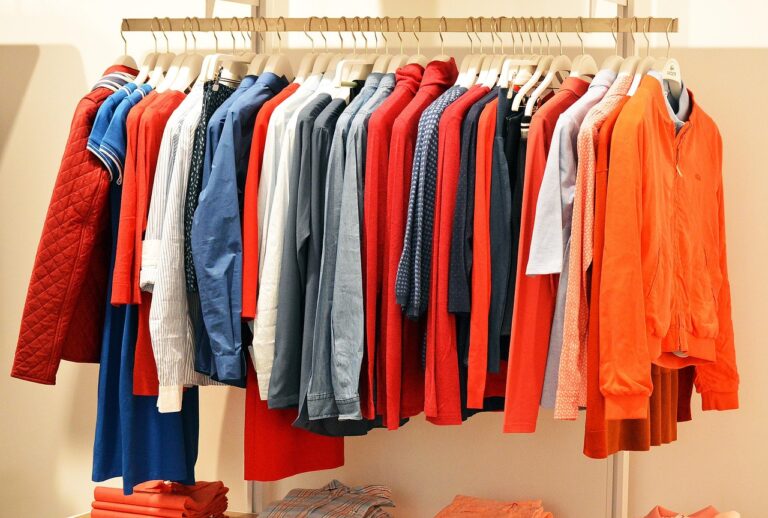 Kledingrek met sale-artikelen in een winkel