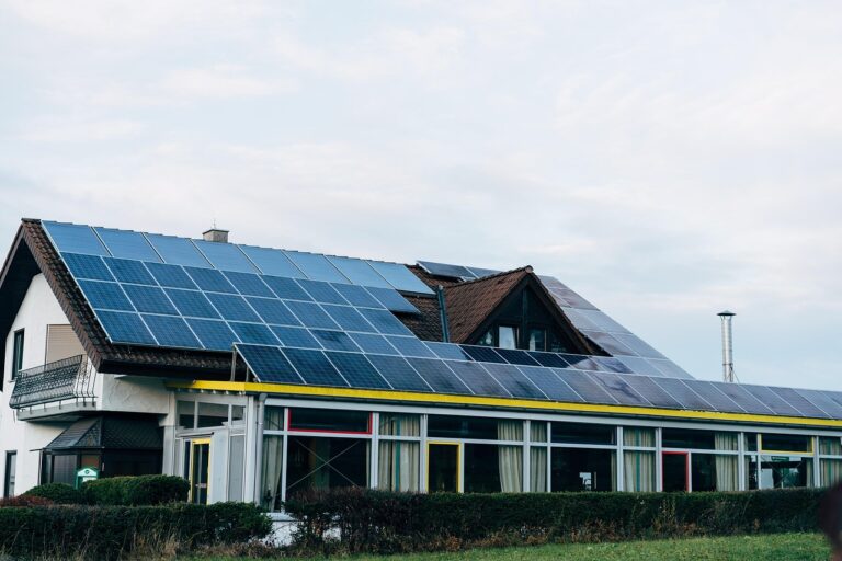Energiezuinige woning met zonnepanelen op het dak als voorbeeld voor een groene hypotheek