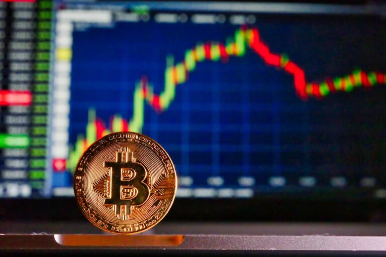 Persoon die naar een cryptoplatform kijkt op een computerscherm