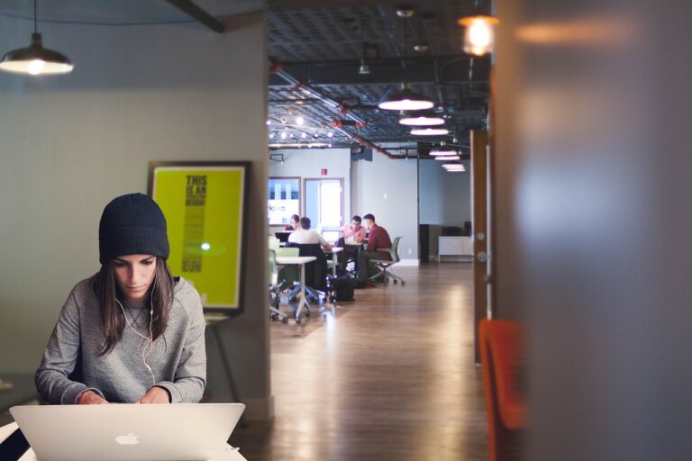 Zzp'er werkt met laptop aan een bureau in een coworking space in Kopenhagen