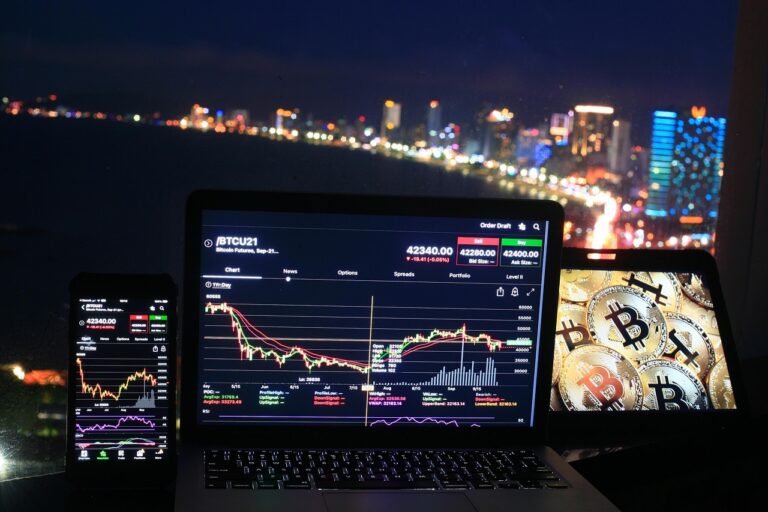 Beeldscherm met handelsdata van een bitcoin ETF inclusief instroom en koersgrafiek