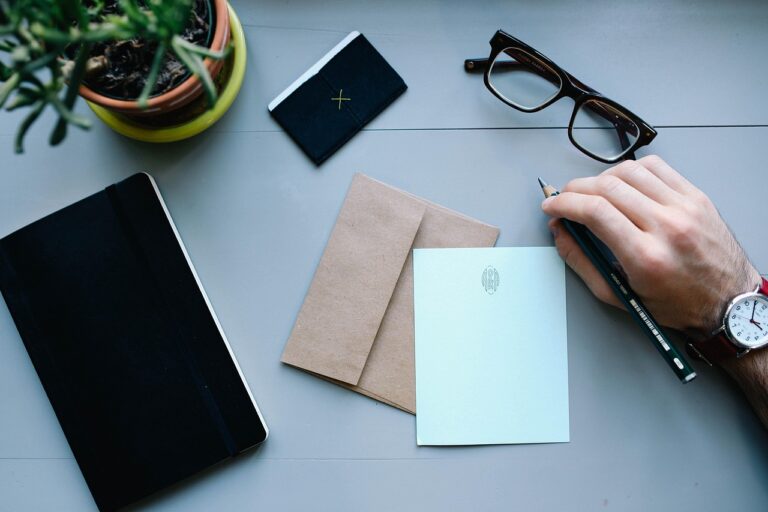 Persoon die een document leest aan een bureau om een crypto whitepaper te analyseren