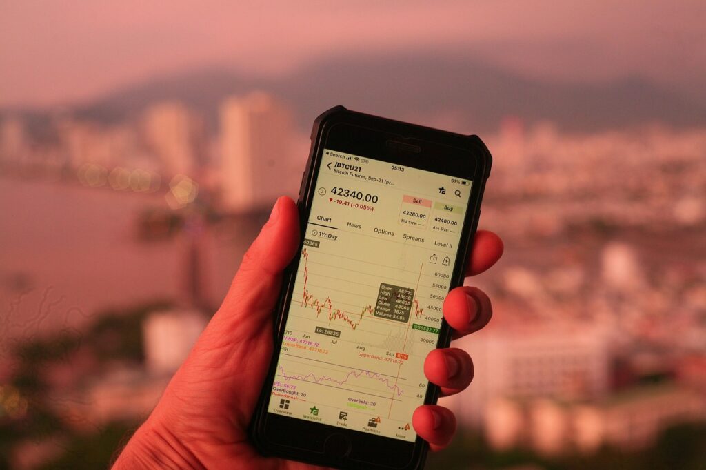 Persoon bekijkt een crypto handelsapp op zijn smartphone