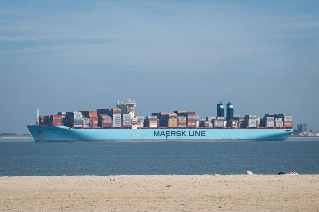 Vrachtschip dat containers laadt in een haven, symbool voor internationale handel tussen Europa en Zuid-Amerika
