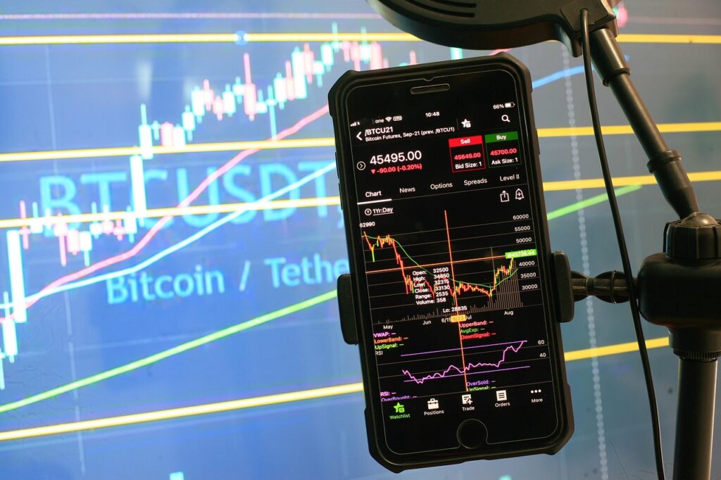 Persoon analyseert cryptografieken op een laptopscherm