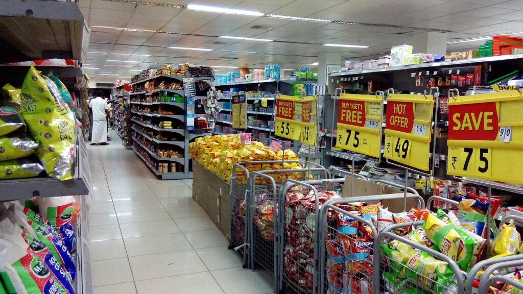 Prijskaartjes in een Nederlandse supermarkt die de stijgende kosten per productcategorie illustreren