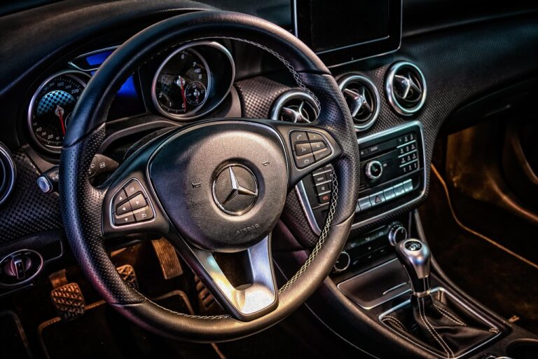 Kentekencard en autopapieren liggend op het dashboard van een leaseauto