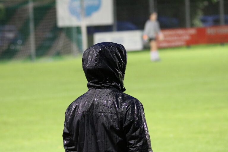 Een voetbalcoach geeft aanwijzingen tijdens een training op het veld