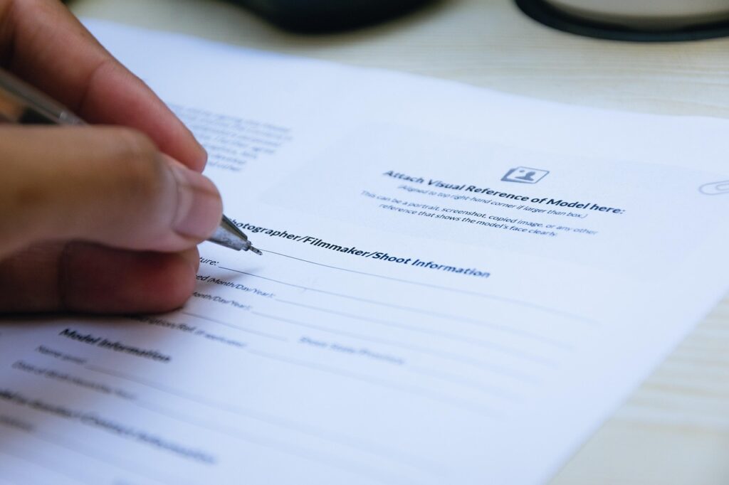 Ondernemer die een contract doorleest aan een bureau voordat hij tekent