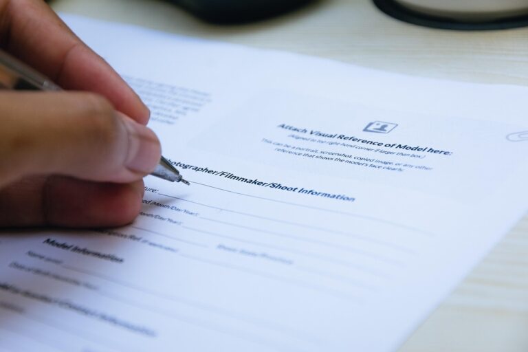 Ondernemer die een contract doorleest aan een bureau voordat hij tekent