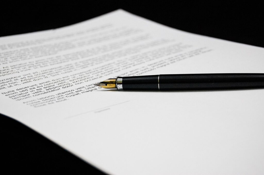 Ondernemer die de balans en kwartaalcijfers van zijn bedrijf bekijkt