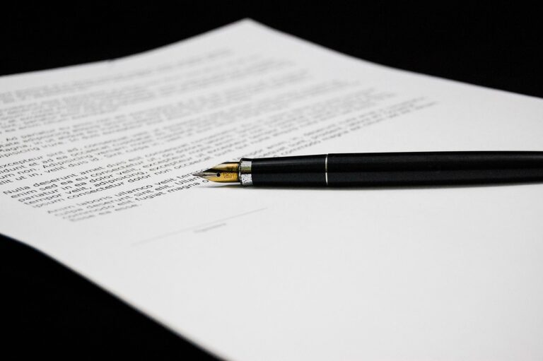 Ondernemer die de balans en kwartaalcijfers van zijn bedrijf bekijkt